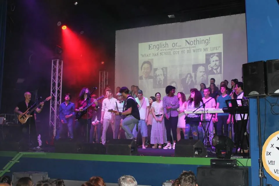 Palco dell'edizione 2015 con studenti, musicisti e il tema proiettato sul fondale