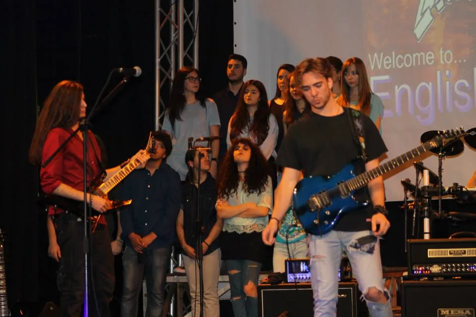 Musicisti e studenti sul palco nel 2015