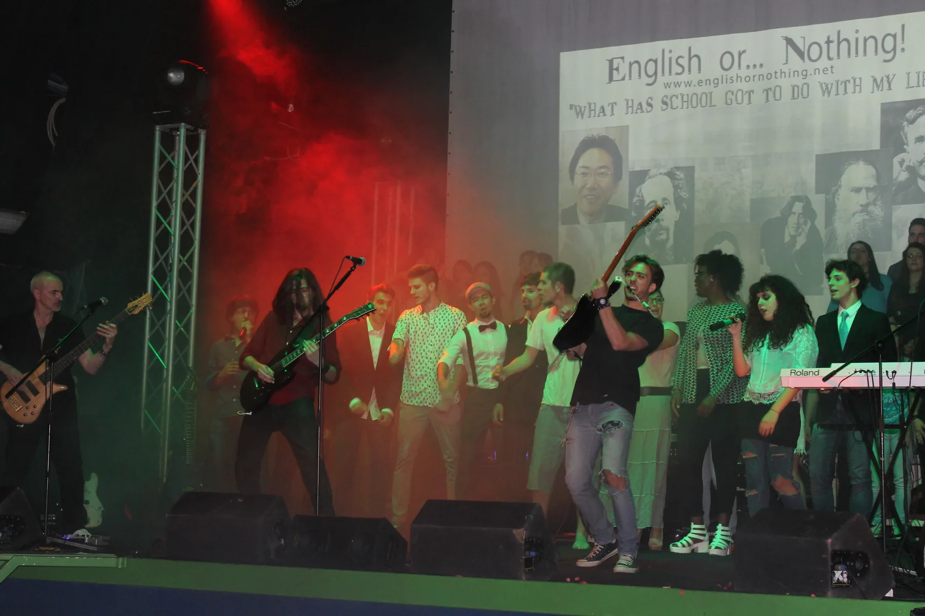 Studenti sul palco durante l'edizione 2015
