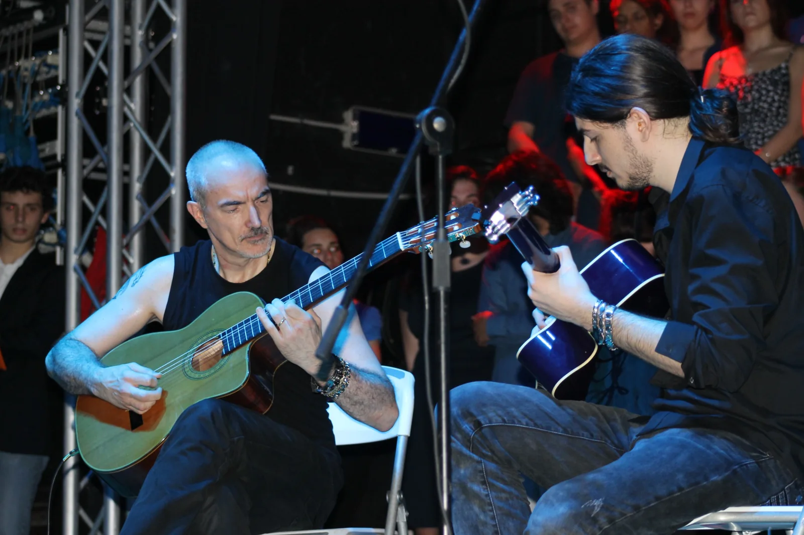 Paolo e Joshua durante il duetto acustico dell’edizione 2016