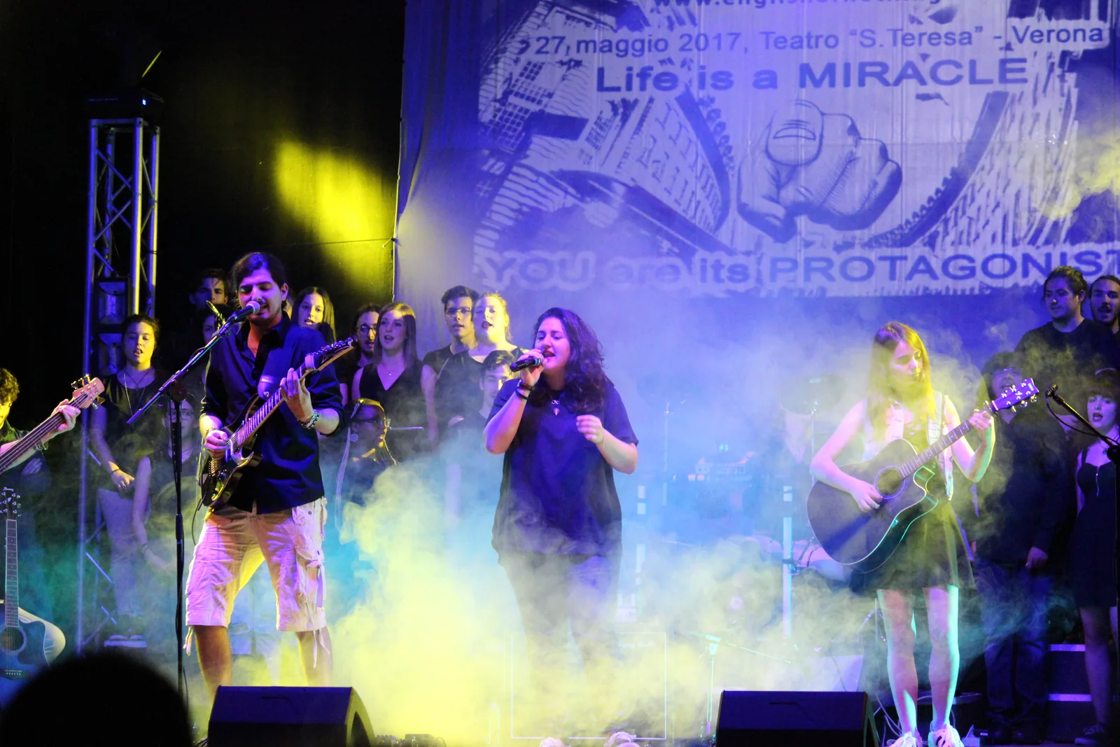 Scena dell’edizione 2017 tra luci e atmosfera teatrale