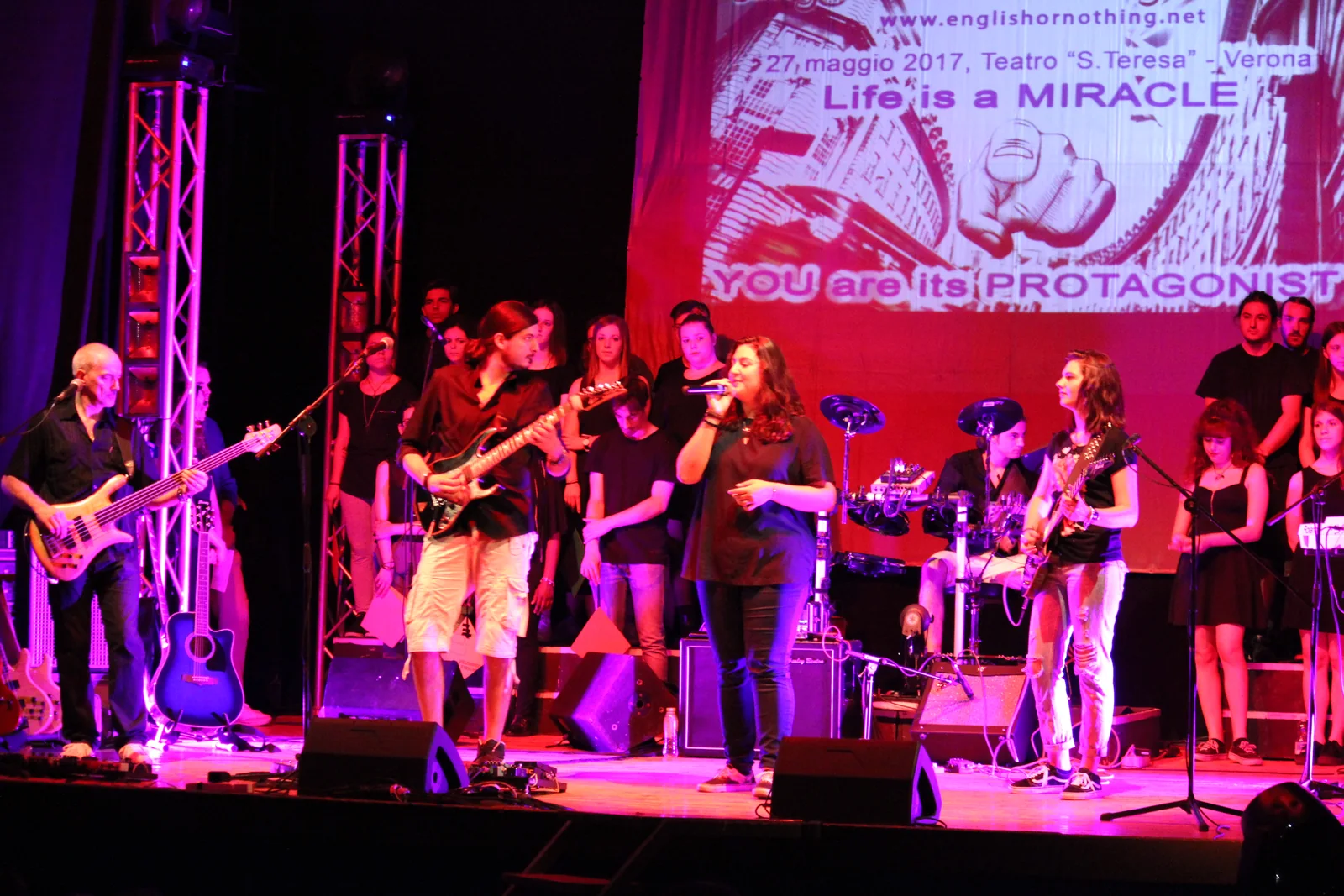 Musica e coro sul palco nell’edizione 2017